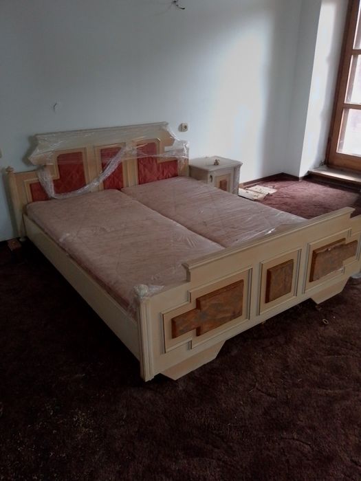 Двухспальная кровать с тумбой