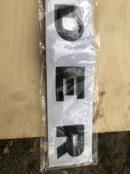 Land Rover Defender logo emblemat