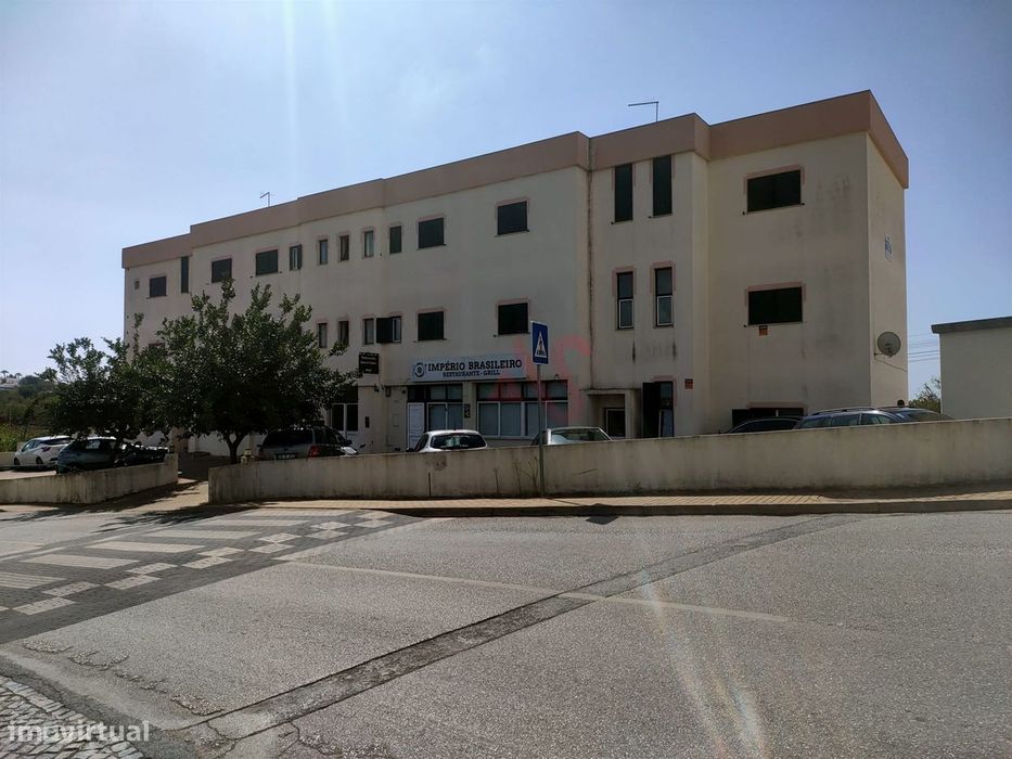 Loja com 332,6 m2, em Albufeira | a 10 minutos da praia | Inserido no