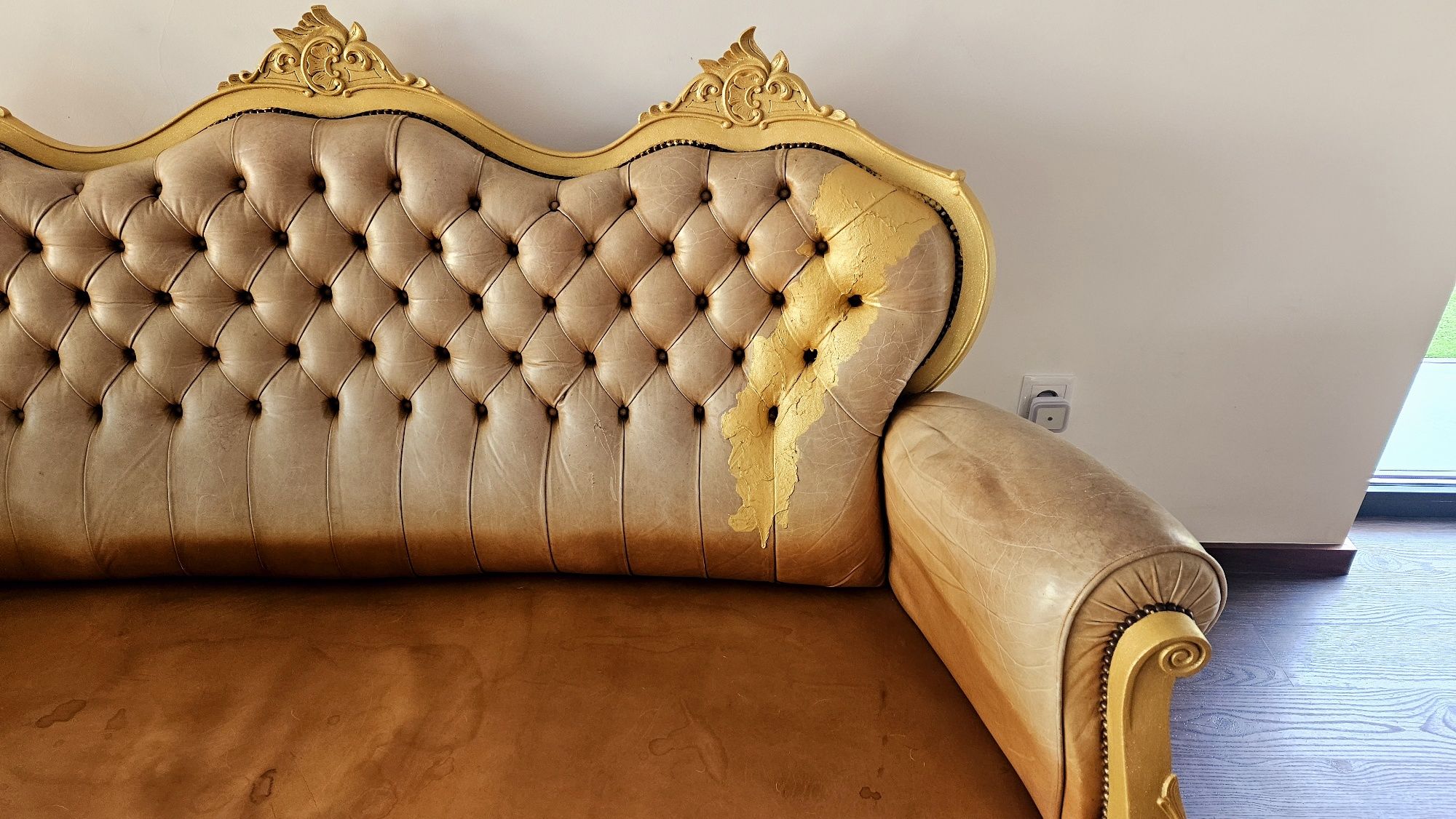 Sofá vintage, antigo. Canapé camel