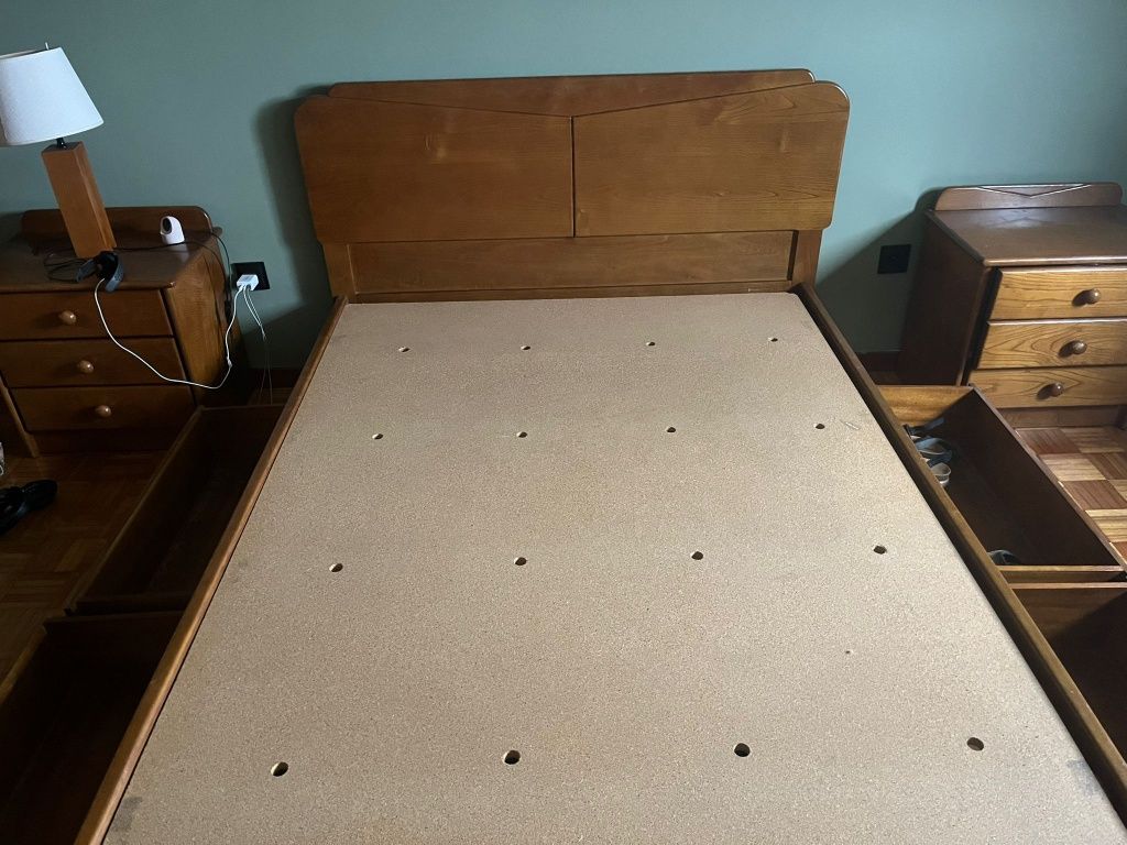 Cama madeira mais 2 mesinhas