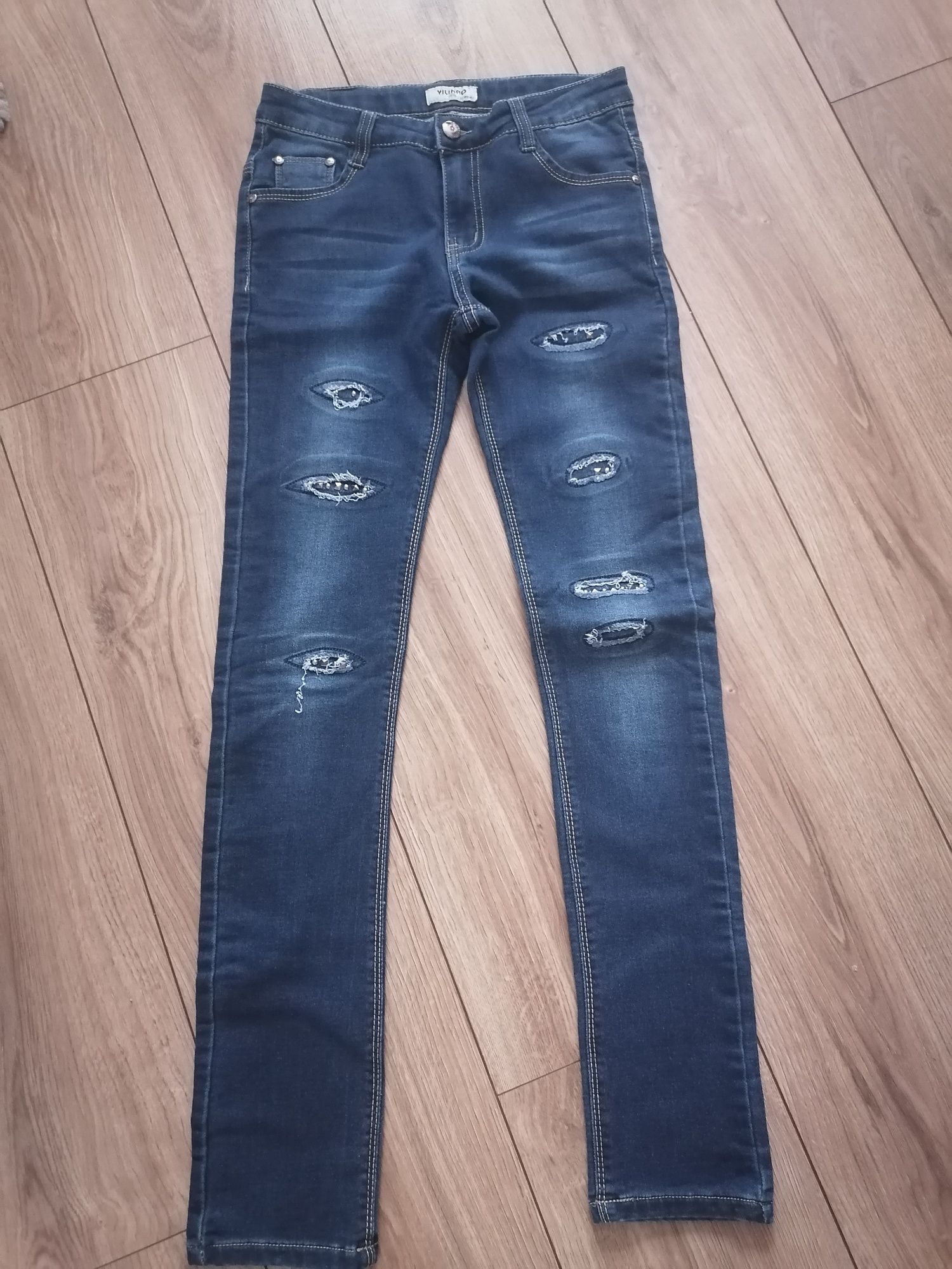 Spodnie jeans z regulacją w pasie