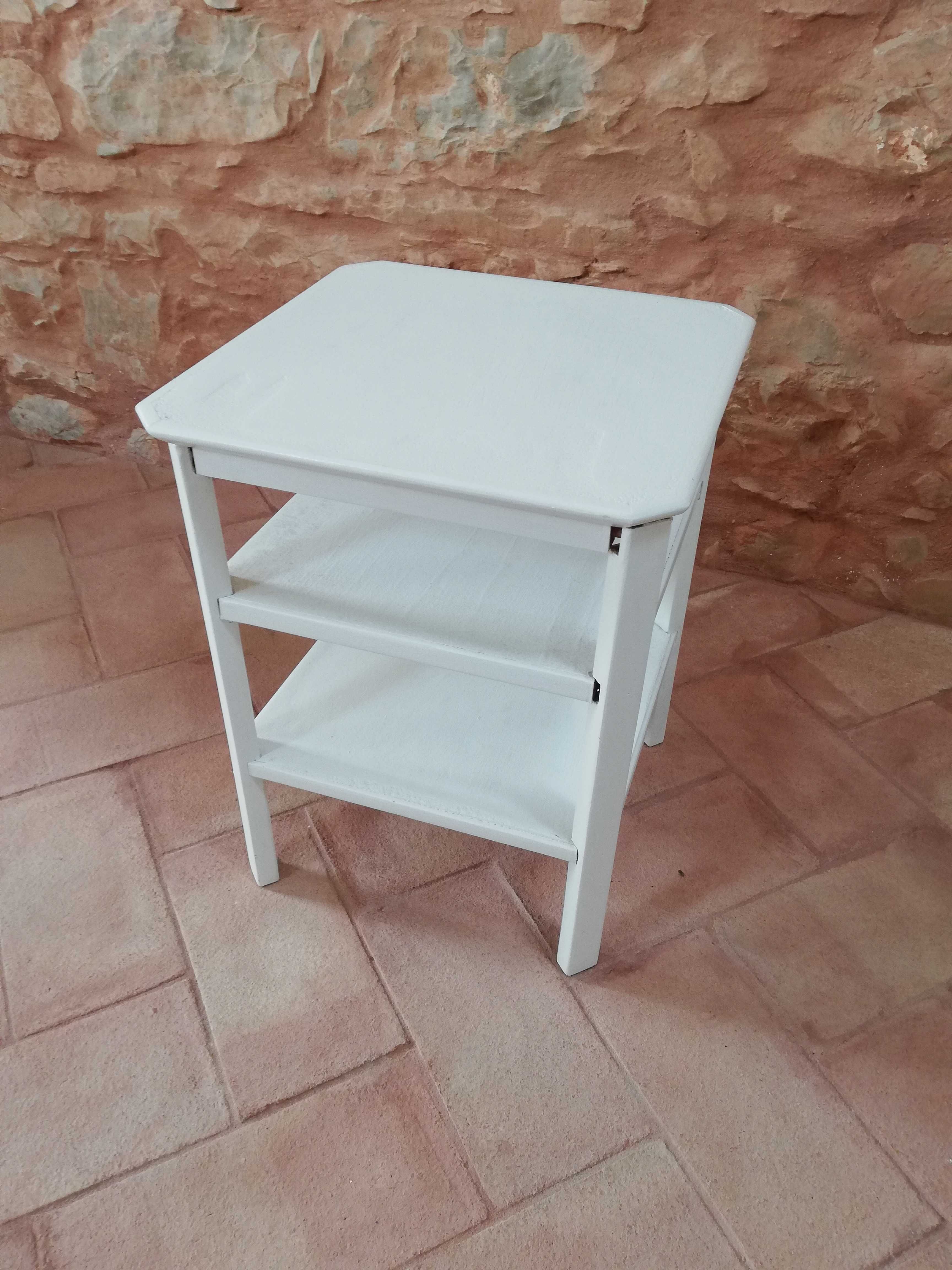 Pequena mesa de apoio em madeira branca - small table in white wood