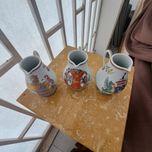 Jarras pequenas conjunto de 3 com decoração dourada e base casquinha
