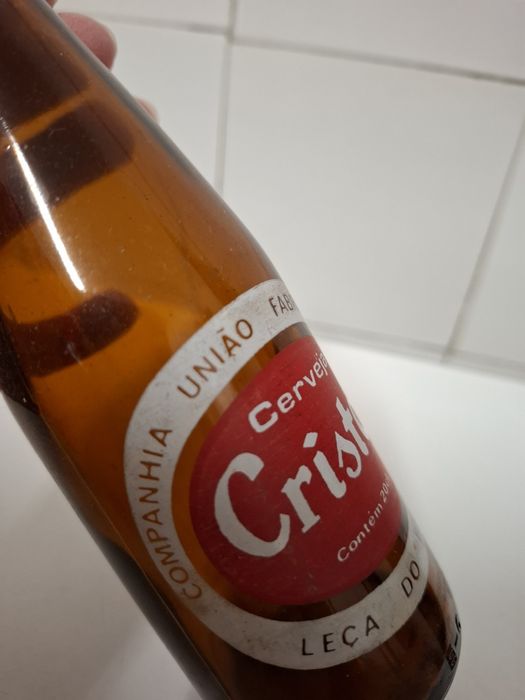 Garrafa vazia antiga de cerveja Cristal