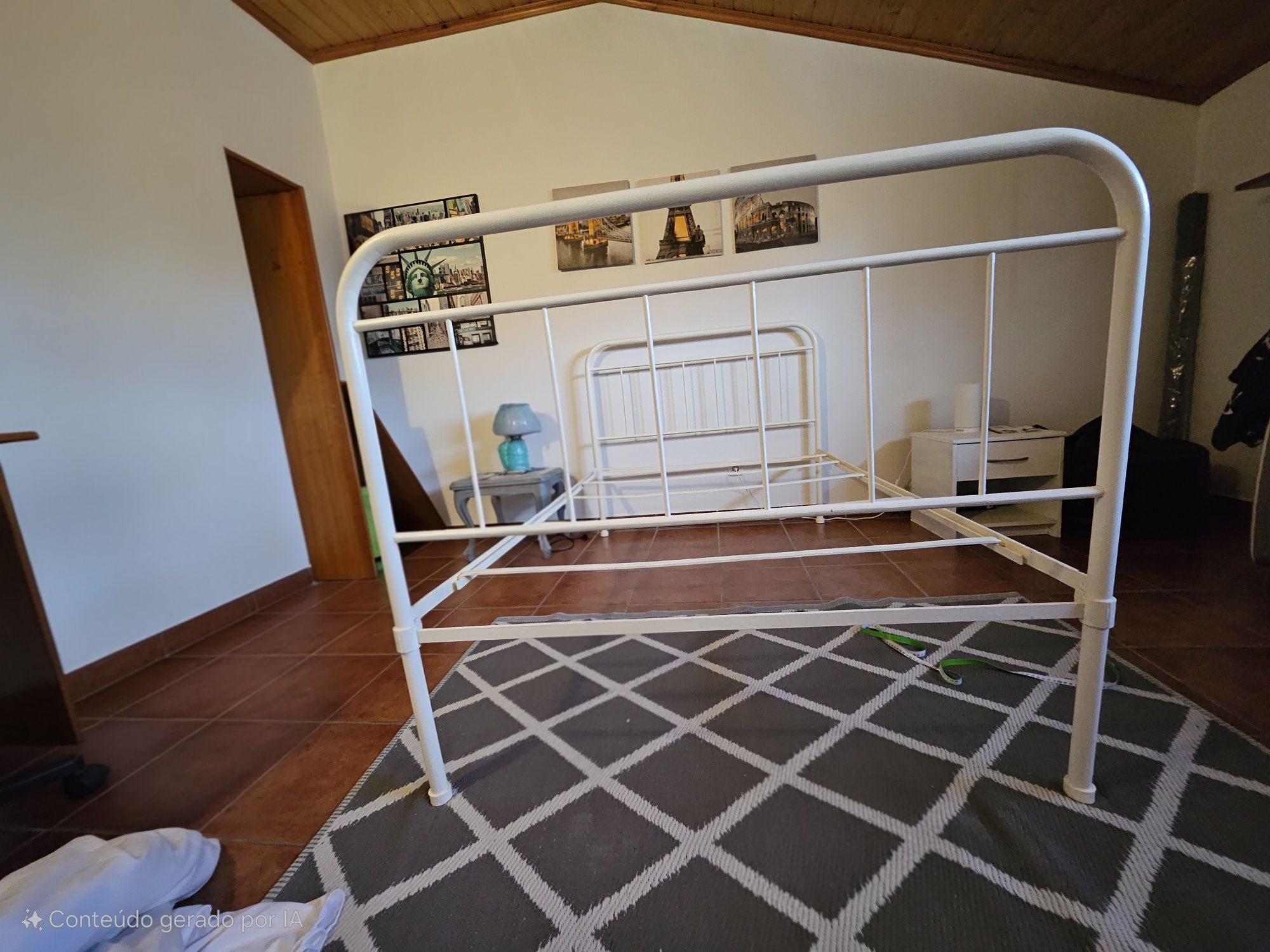 Cama de ferro pintada de branco