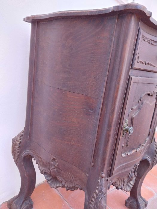 duas mesas de cabeceira estilo D. João V