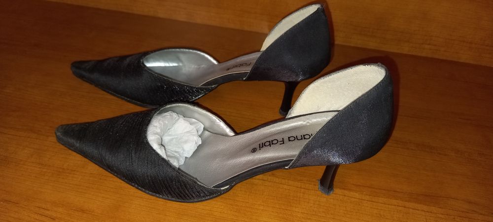 Sapato de cerimónia com ligeiro brilho em pele