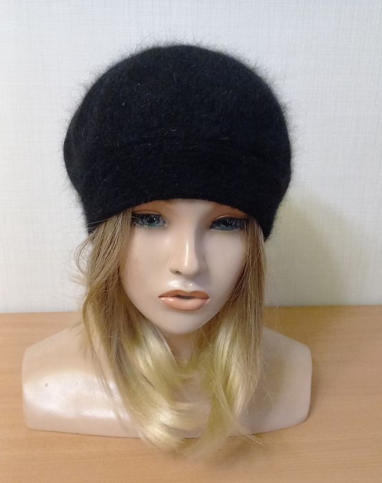 Берет ангора чорного кольору