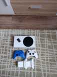 Konsola Xbox series s z dodatkowymi akcesoriami