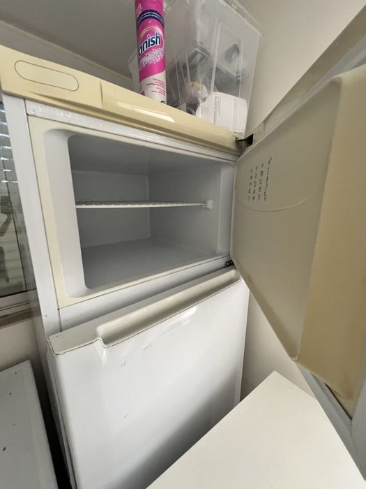 Frigorifico com congelador (geladeira), maquina de lavar roupa e micro