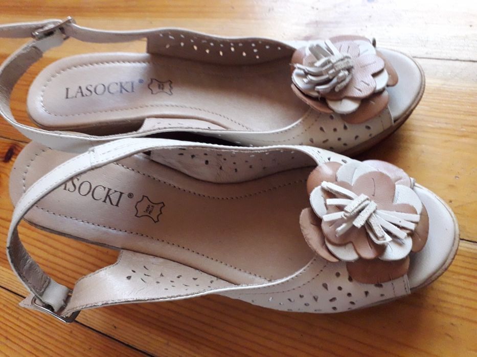 Piękne klapki na lato skórka mięciutkie lasocki na koturnach