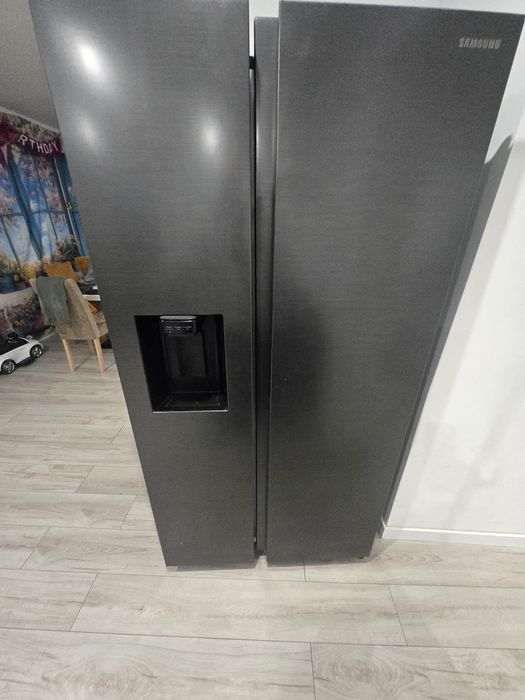 Lodowka Samsung dwudrzwiowa Polecam roczna!!
Lodówka SAMSUNG RS70F64KE