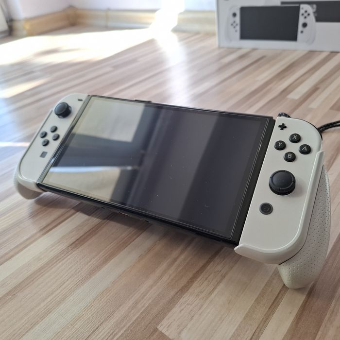 Nintendo Switch OLED + neogrip skull n co