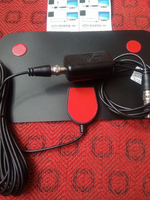 Кімнатна антена з уселітелем сегналу.