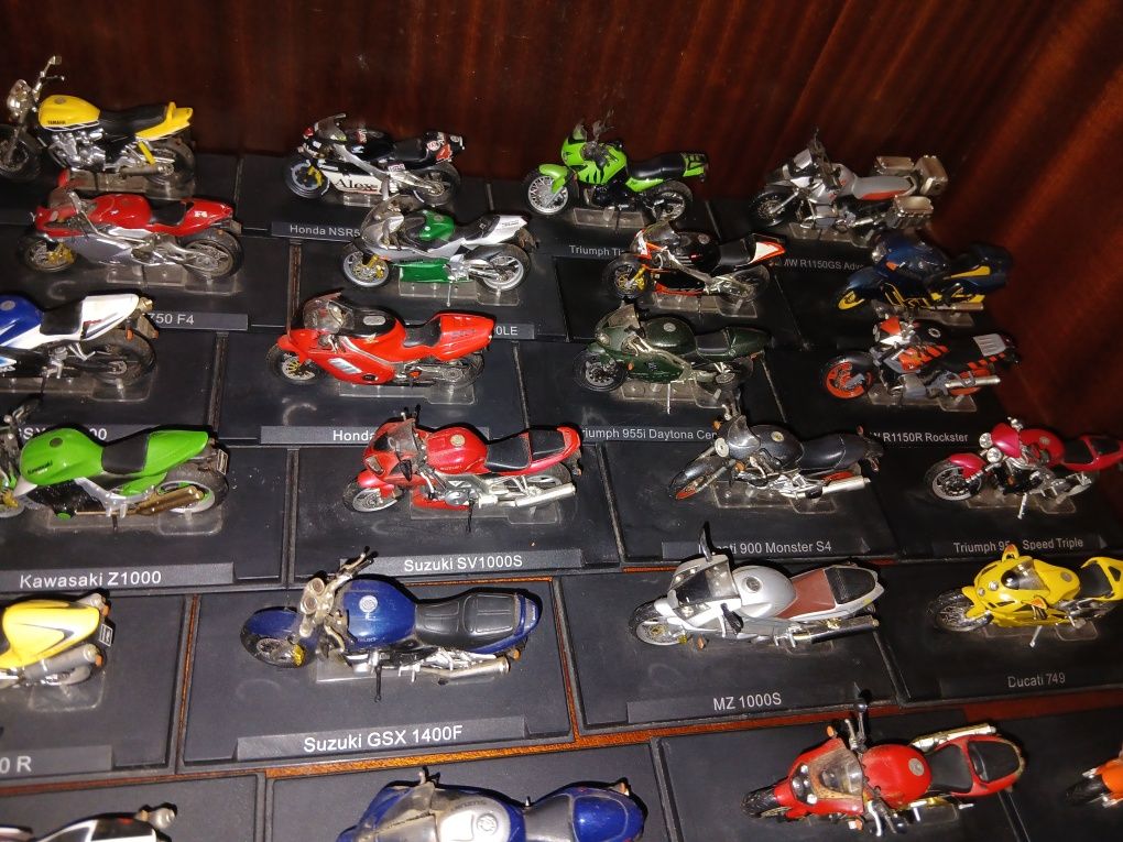 Coleção 24 motos por  150 €