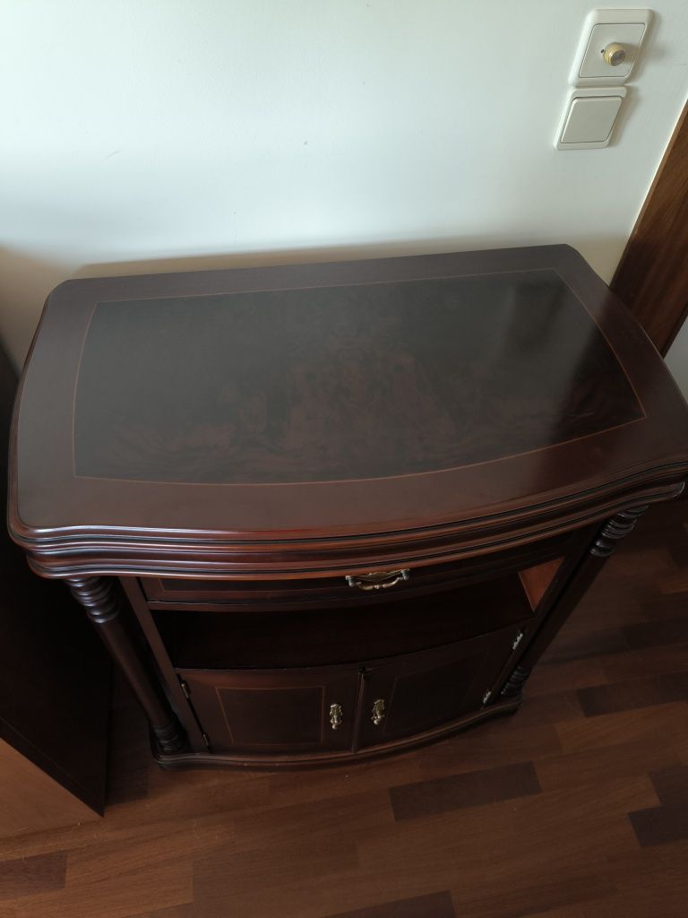 Móvel de TV com tampo rotativo e uma gaveta e duas portas