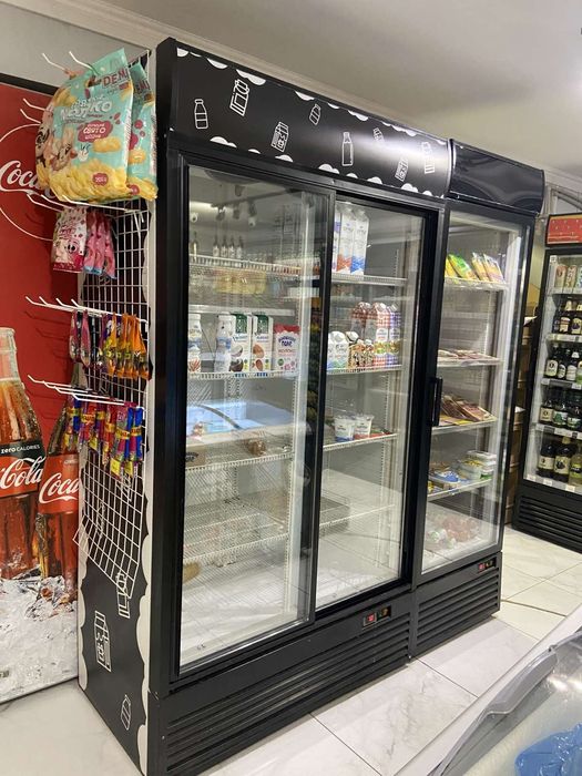 Холодильний шкаф вітрина 7000