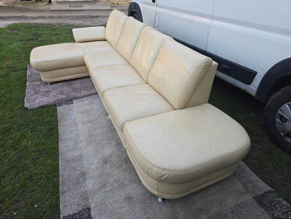 Narożnik skórzany w kolorze ecru, bez funkcji spania z pojemnikiem