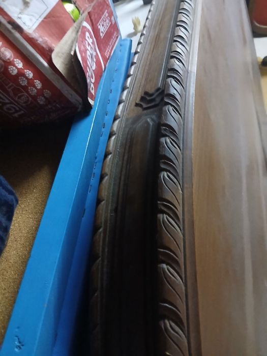 Mesa em madeira maciça  grande mede  2.40 x 1.10 com 8 cadeiras