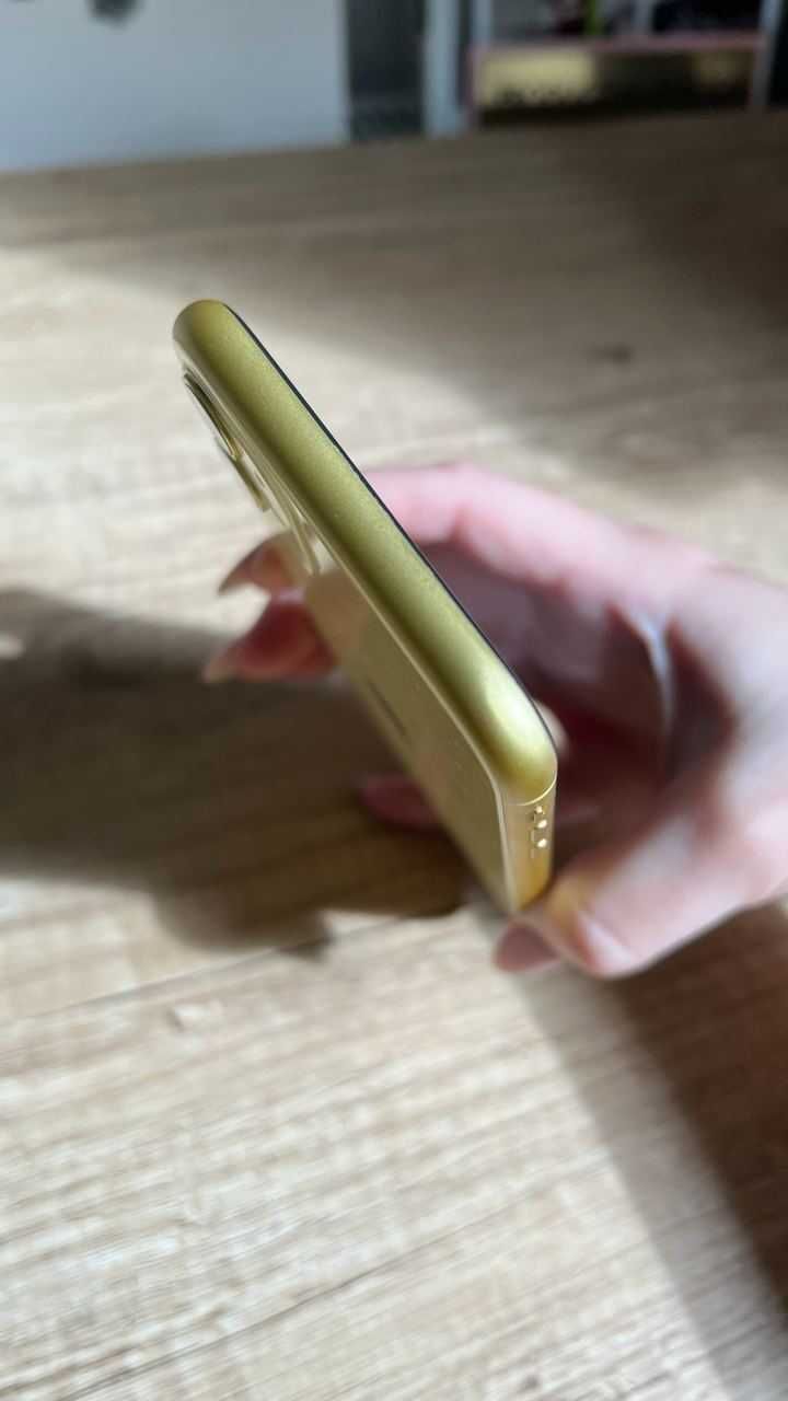 iPhone 11 64GB (yellow)