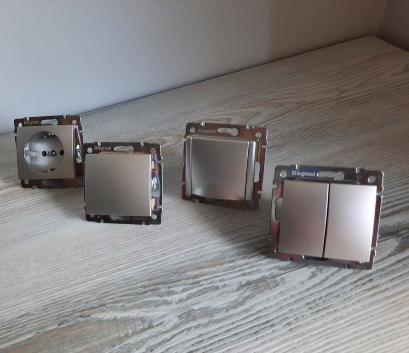 Рамки розетки, вимикачі. Legrand valena.