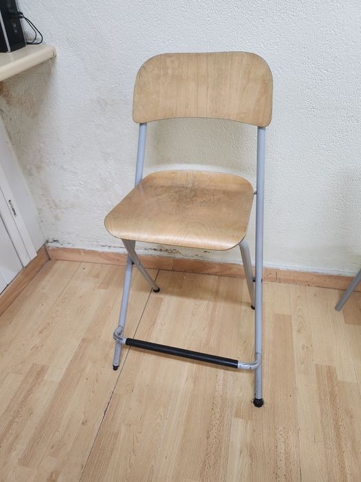 Cadeiras altas com estrutura metálica e assento em madeira – 60cm