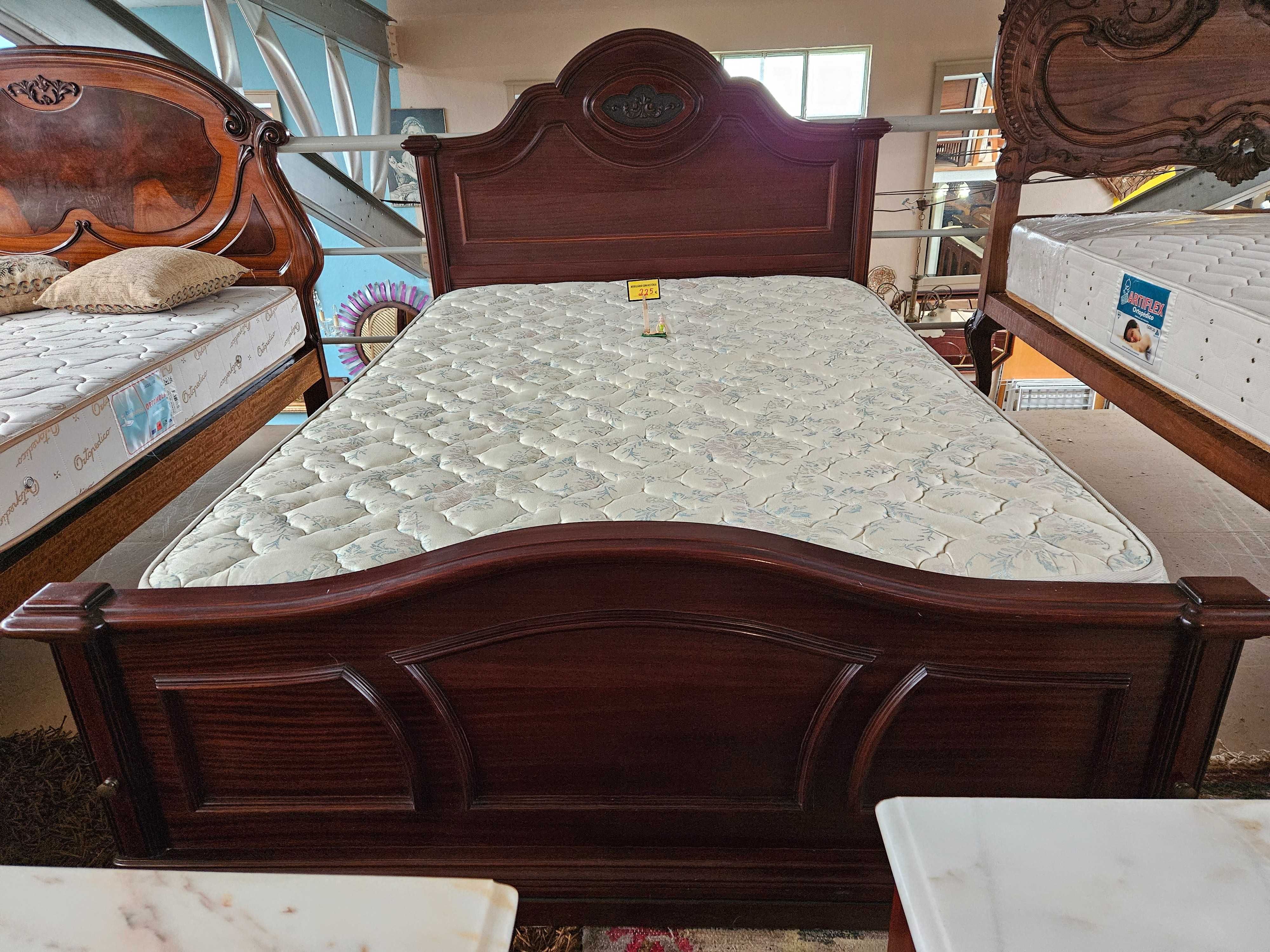 Cama em madeira maciça com estrado e colchão - Muito bom es