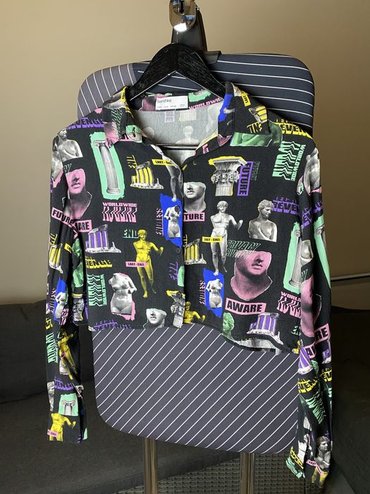 Вкорочена рубашка Bershka з яскравим принтом