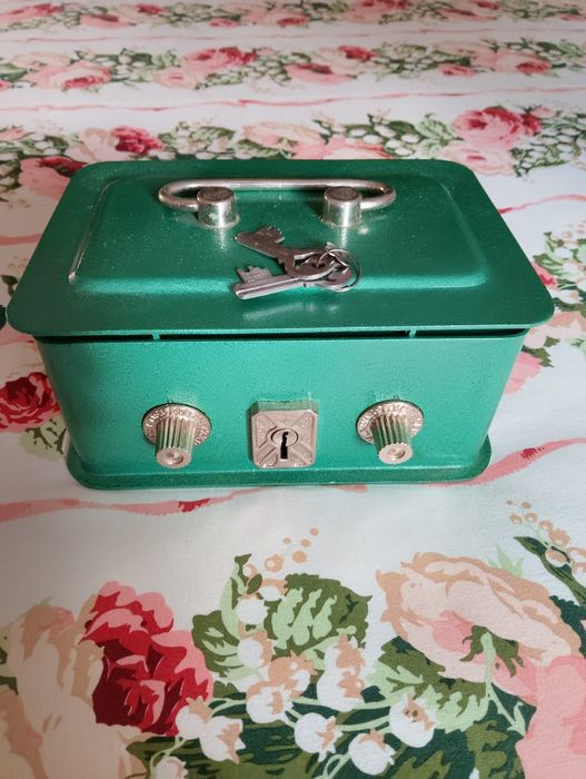 Cofre metálico com segredo