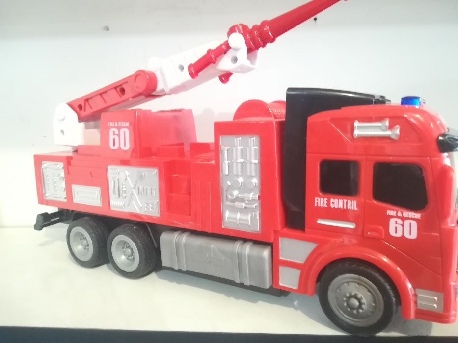 Пожарная машина на радиоуправлении.длина игрушки 25 см.