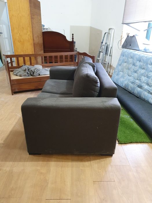 Sofá castanho sala