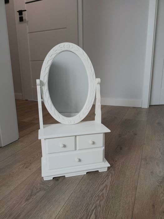 Mini toaletka z szufladami