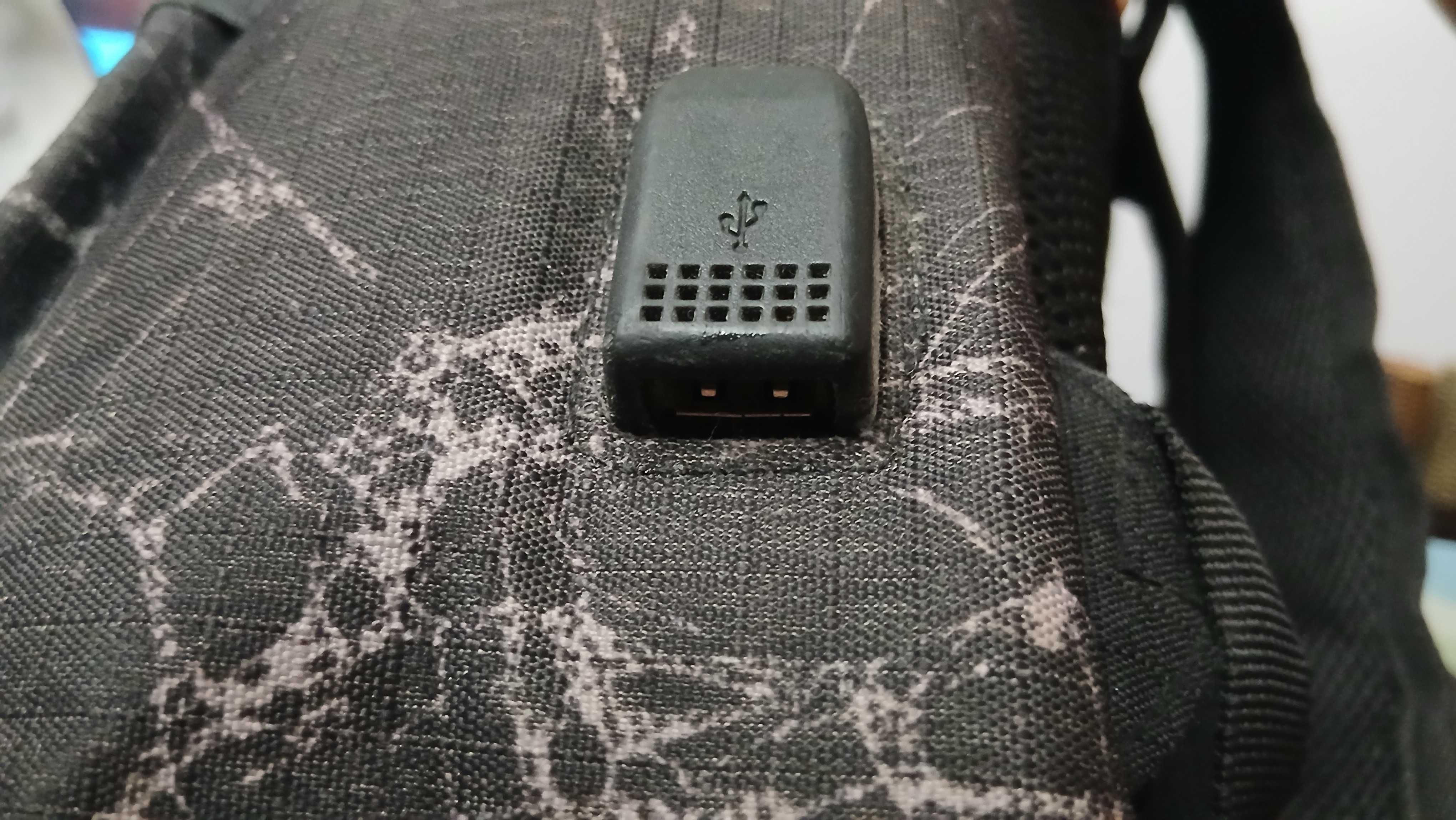 Mochila Portátil Spiderman com porta USB