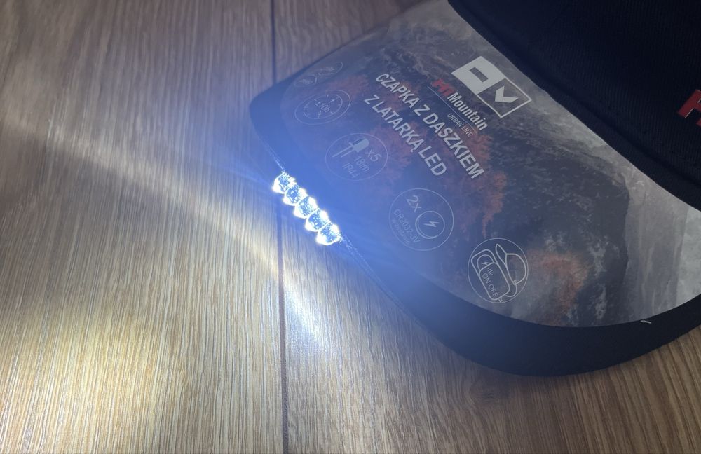 Czapka z daszkiem HiMountain z latarką LED czarna