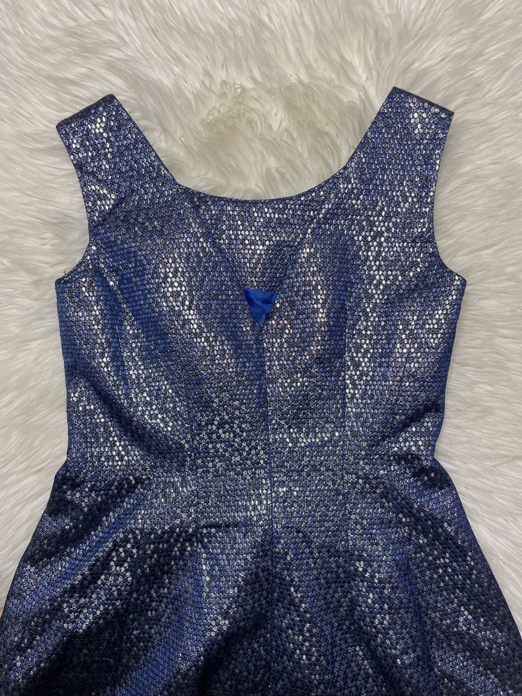 Błyszcząca rozkloszowana niebieska granatowa sukienka midi rozmiar M