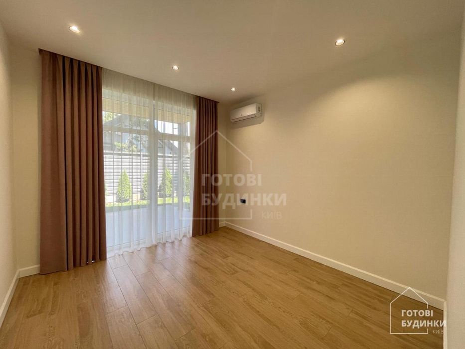 Сучасний будинок серед соснового лісу в КМ Нова Ходосівка