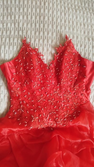 Нарядне випускне плаття