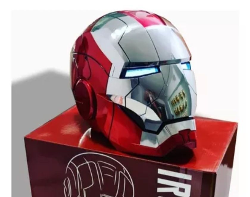 Dois Capacetes Iron Man um deles eletrónico com comando de voz