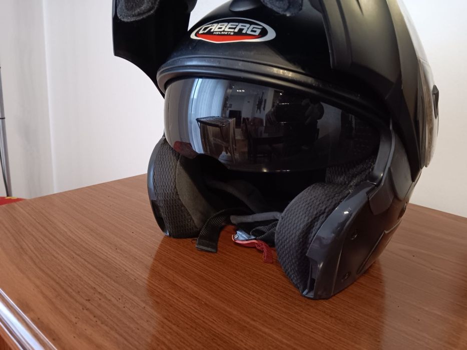 Conjunto de dois capacetes de mota