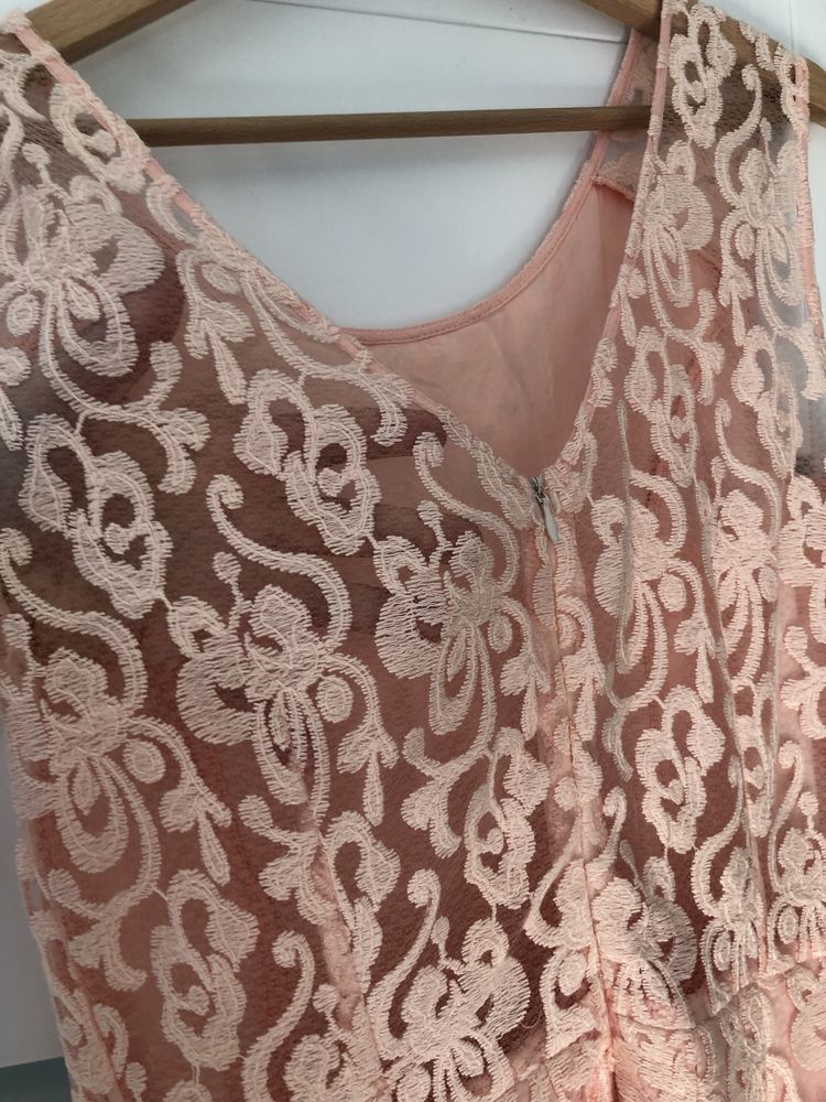 Elegancka koronkowa sukienka