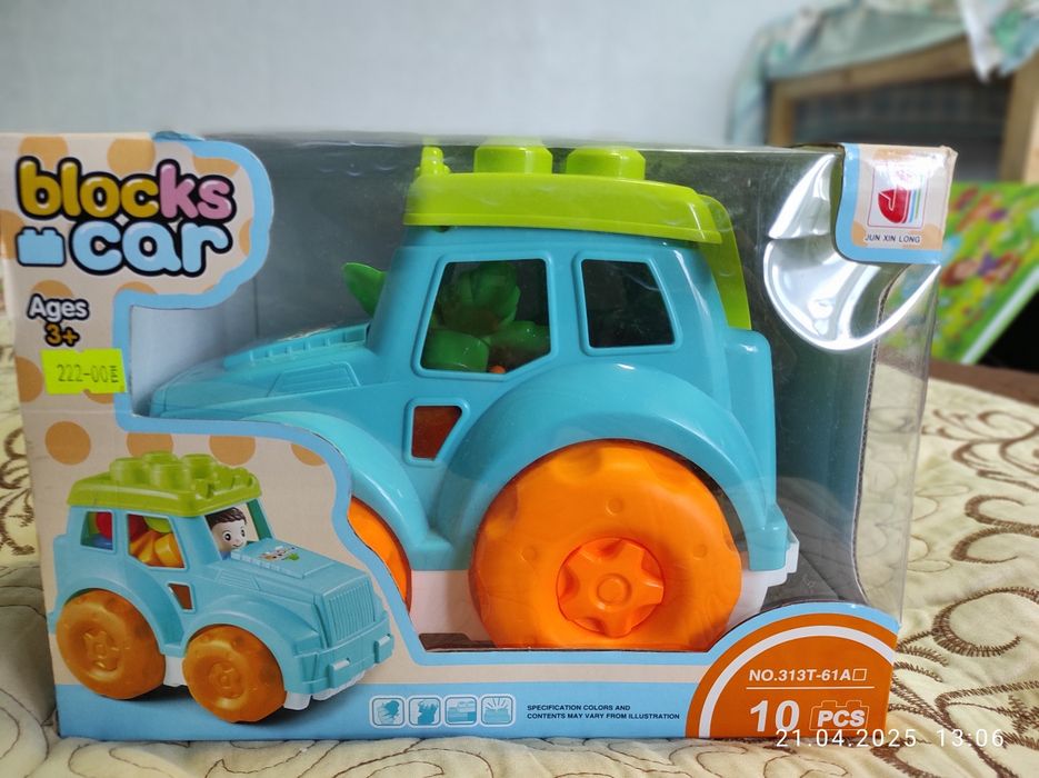 Машина дитяча, має фігурки для складання