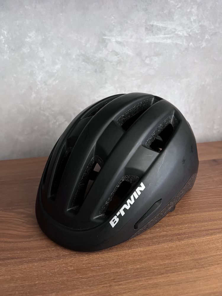 Czarny kask firmy BTWIN rozmiar L