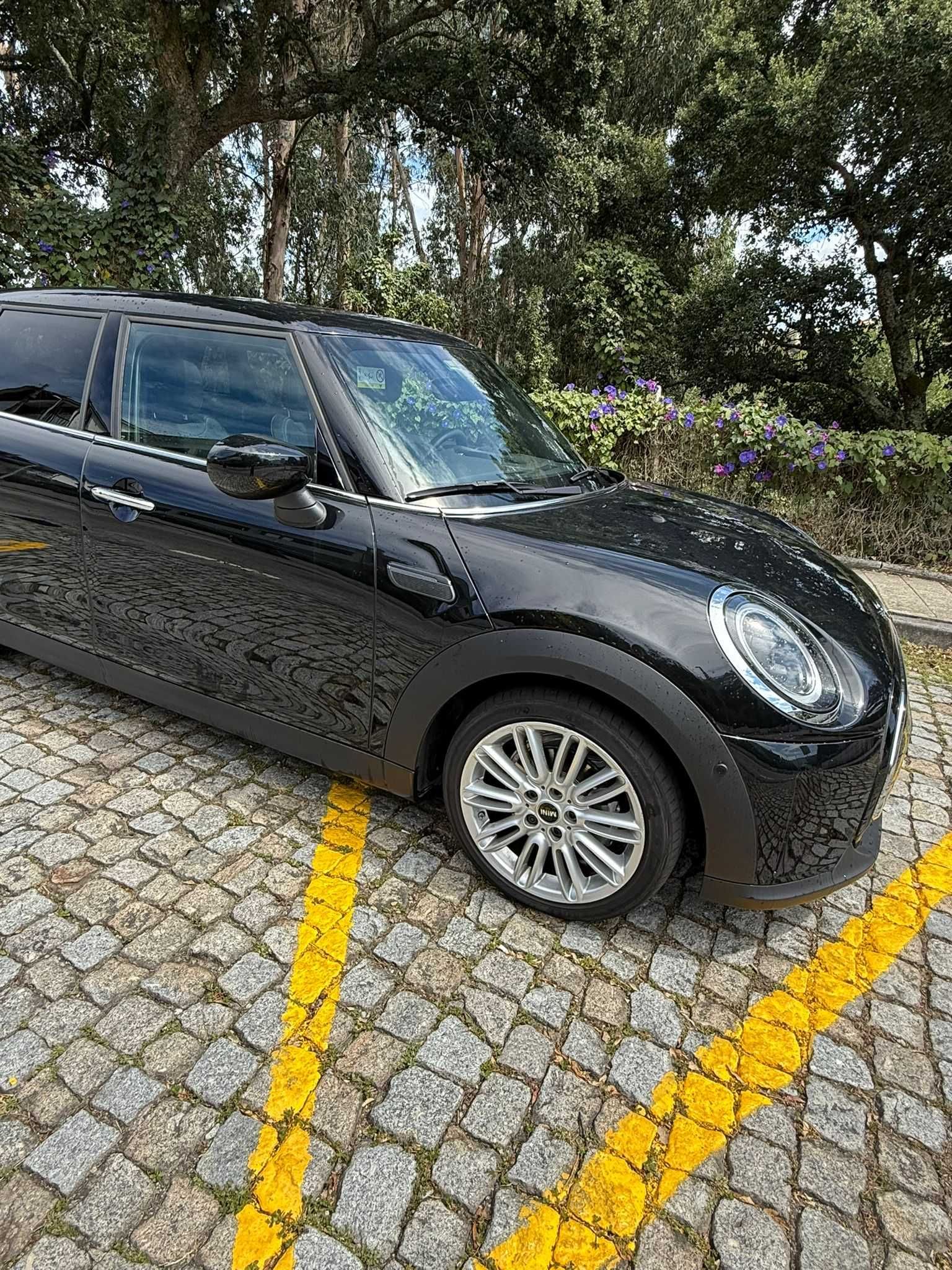 MINI Cooper Premium Plus Classic (F55) LCI 2 - 5 Portas - Preto