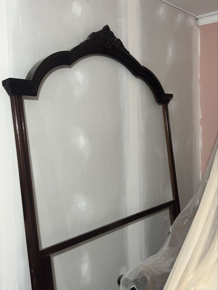 Espelho com ornamento de madeira
