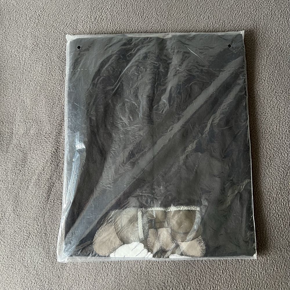 Koszulka KAWS x Uniqlo UT T-Shirt Artbook Cover