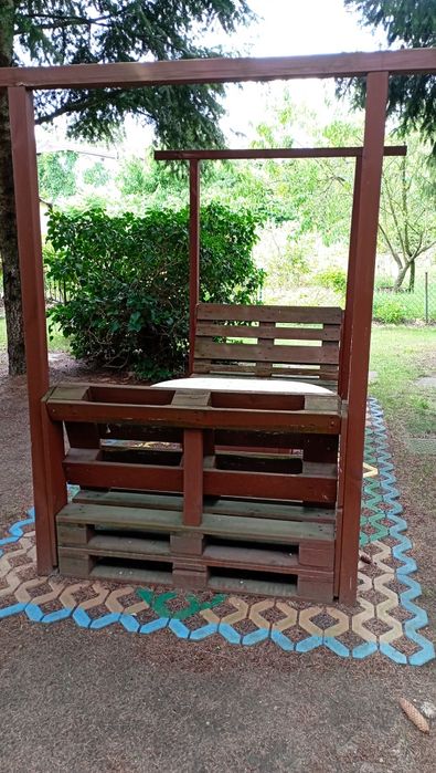 Solidne meble ogrodowe z palet, komplet 2 sofy i stolik