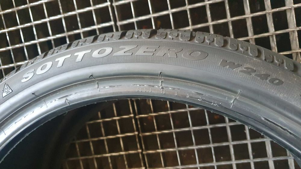 PIRELLI  SOTTOZERO  Winter W-240     235/35R19