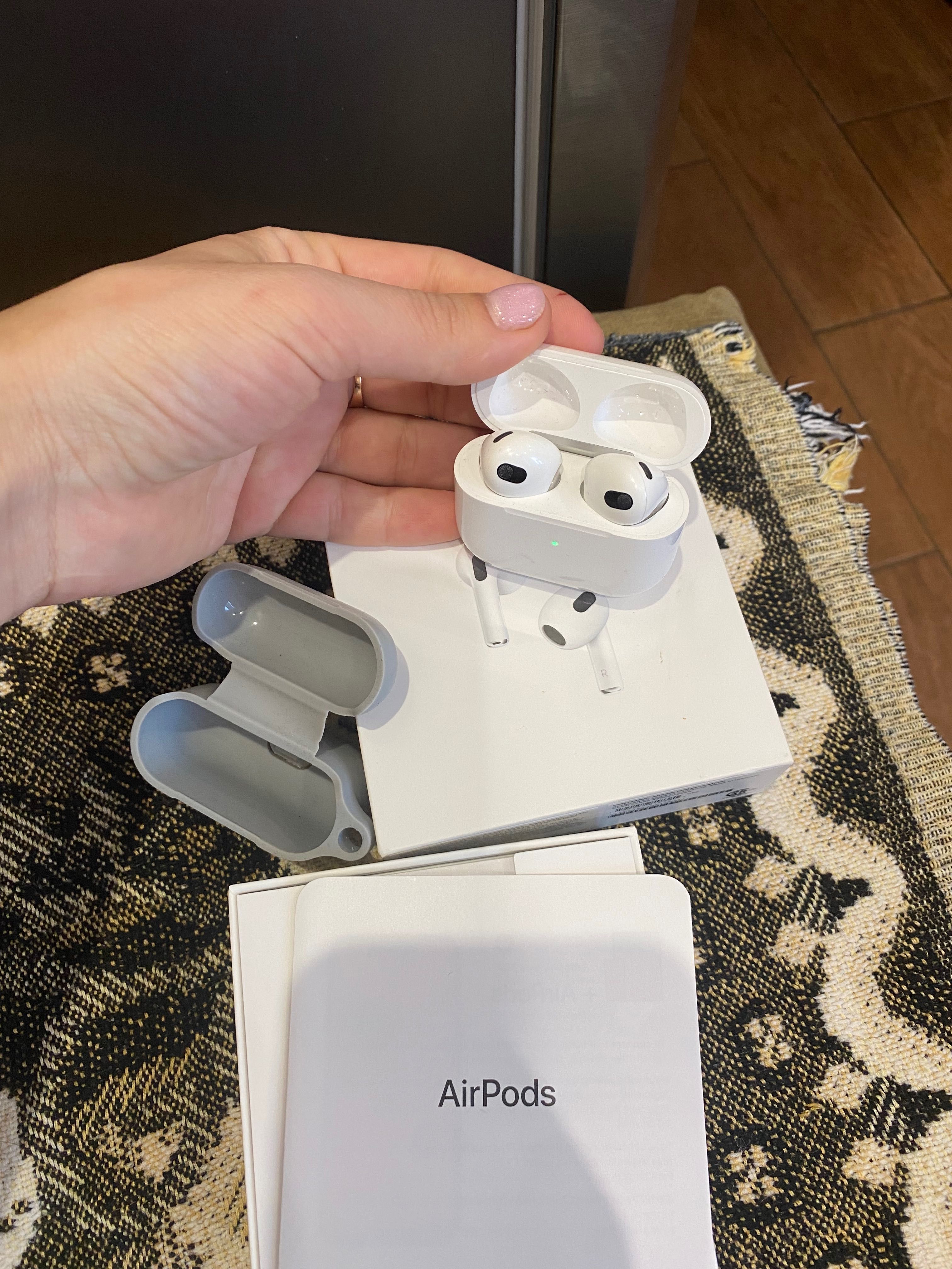 Наушники AirPods