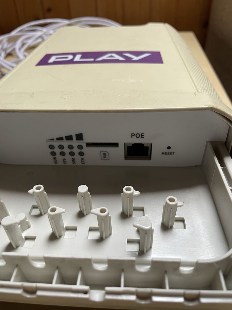 Router na kartę SIM z anteną zewnętrzną ZTE WF830